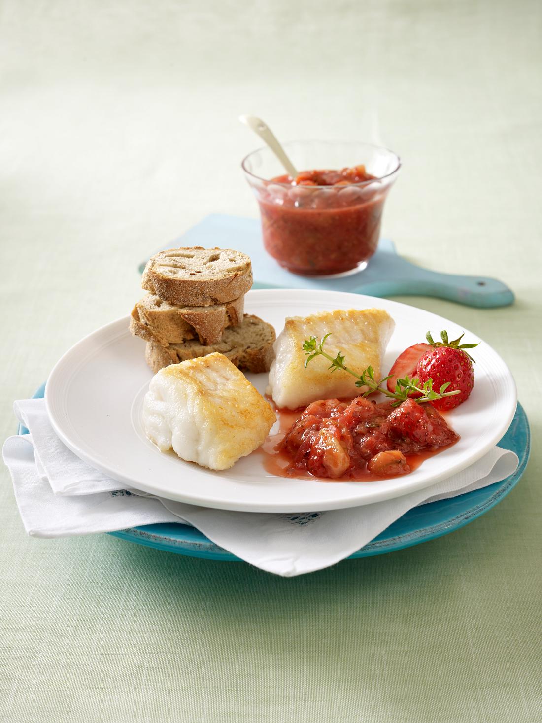 Erdbeer-Stachelbeer-Relish zu gebratenem Fischfilet Erdbeer-Stachelbeer-Relish zu gebratenem Fischfilet