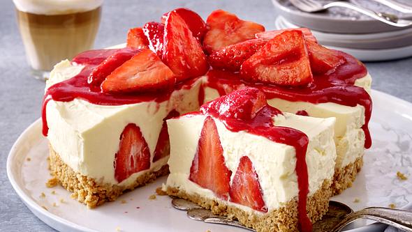 Erdbeer-Vanille-Käsekuchen ohne Backen mit versunkenen Erdbeeren - Foto: Food & Foto Experts