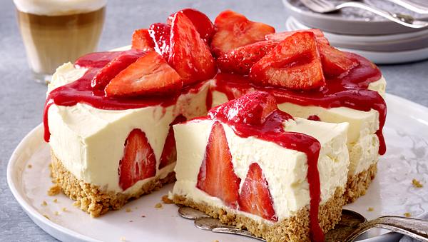 Erdbeer-Vanille-Käsekuchen ohne Backen mit versunkenen Erdbeeren - Foto: Food & Foto Experts