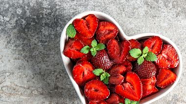 Wir zeigen dir, wie du noch mehr Aroma aus den Erdbeeren kitzeln kannst. - Foto: iStock/LiliGraphie