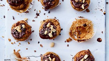 Erdnussbutter Muffins sind der nussige Hit auf jeder Kaffeetafel. - Foto: House of Food / Bauer Food Experts KG