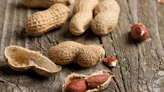 Erdnüsse sind gesund, außer sie enthalten Schimmelpilzgifte - Foto: gheorauris/iStock