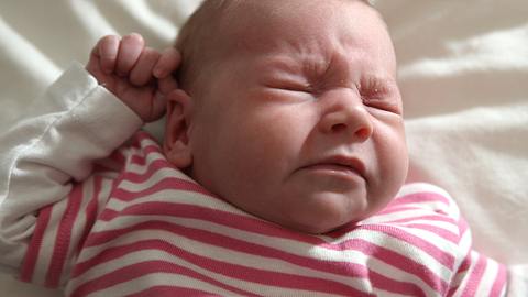 Wenn dein Baby eine Erkältung hat, helfen diese Hausmittel. - Foto: iStock/micheldenijs
