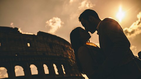 Paar vor dem Kolosseum in Rom - Foto: iStock/boggy22