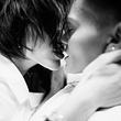Lesbisches Paar küsst sich. - Foto: Maria Dorota/iStock