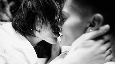 Lesbisches Paar küsst sich. - Foto: Maria Dorota/iStock