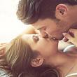 Junge Frau und junger Mann küssen sich leidenschaftlich - Foto: PeopleImages / iStock