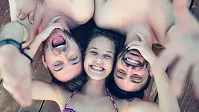 Eine junge Frau liegt lachend zwischen zwei Männern - Foto: AleksandarGeorgiev / iStock Eine junge Frau liegt lachend zwischen zwei Männern - Foto: AleksandarGeorgiev / iStock