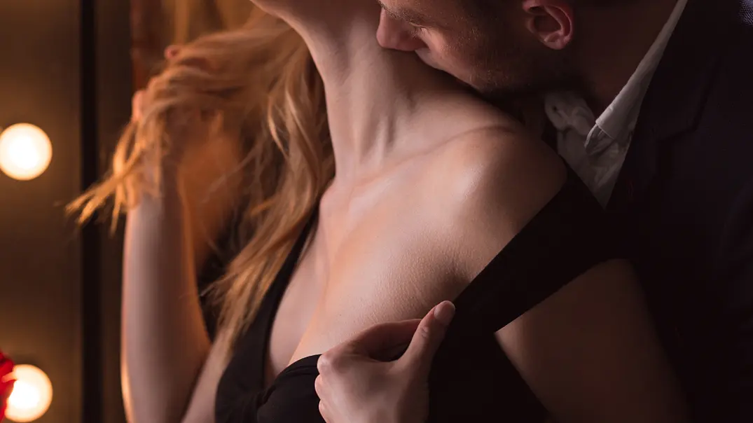 Ein Mann küsst einer jungen Frau leidenschaftlich den Nacken - Foto: KatarzynaBialasiewicz / iStock Ein Mann küsst einer jungen Frau leidenschaftlich den Nacken - Foto: KatarzynaBialasiewicz / iStock