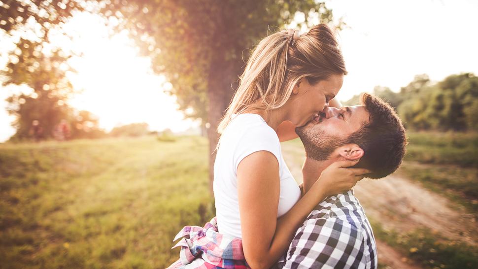 Verliebtes Paar, das sich in der sommerlichen Natur küsst.. - Foto: mixetto/iStock