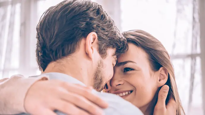 Porträt eines verliebten Paares, das sich umarmt und anlächelt. - Foto: golero/iStock