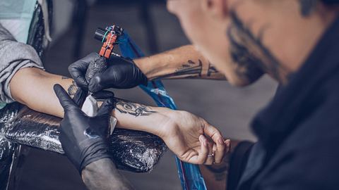 Erstes Tattoo? Was du vorher unbedingt wissen solltest - Foto: South_agency/iStock