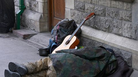 Ein Obdachloser wurde von einem Teenager schwer verletzt. - Foto: thyme/istock