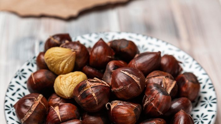 Esskastanien gehören für viele zum winterlichen Genuss dazu. - Foto: ohne Titel/iStock