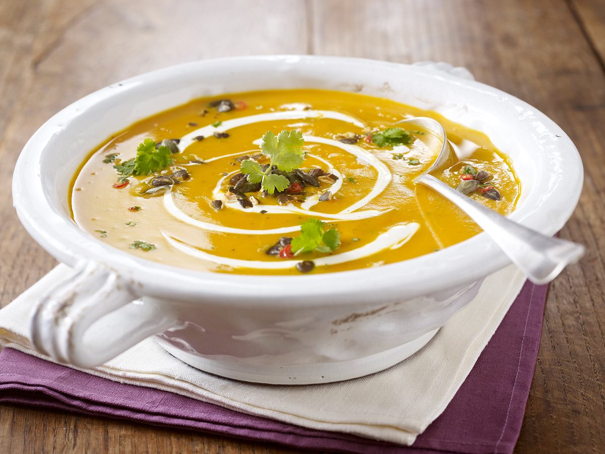 Exotische Kürbis-Ingwer-Suppe mit Schmand Dip