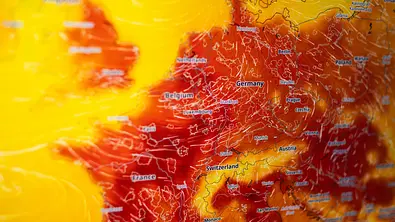 Wetterkarte Europas in rot, die extreme Hitze für den restlichen Sommer vorhersagt. - Foto: Alones Creative/iStock Wetterkarte Europas in rot, die extreme Hitze für den restlichen Sommer vorhersagt. - Foto: Alones Creative/iStock