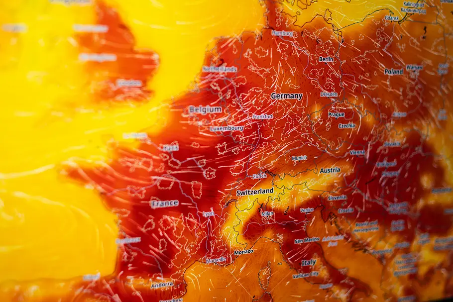 Extrem-Wetter droht uns bis September – damit müssen wir noch rechnen! Wetterkarte Europas in rot, die extreme Hitze für den restlichen Sommer vorhersagt.