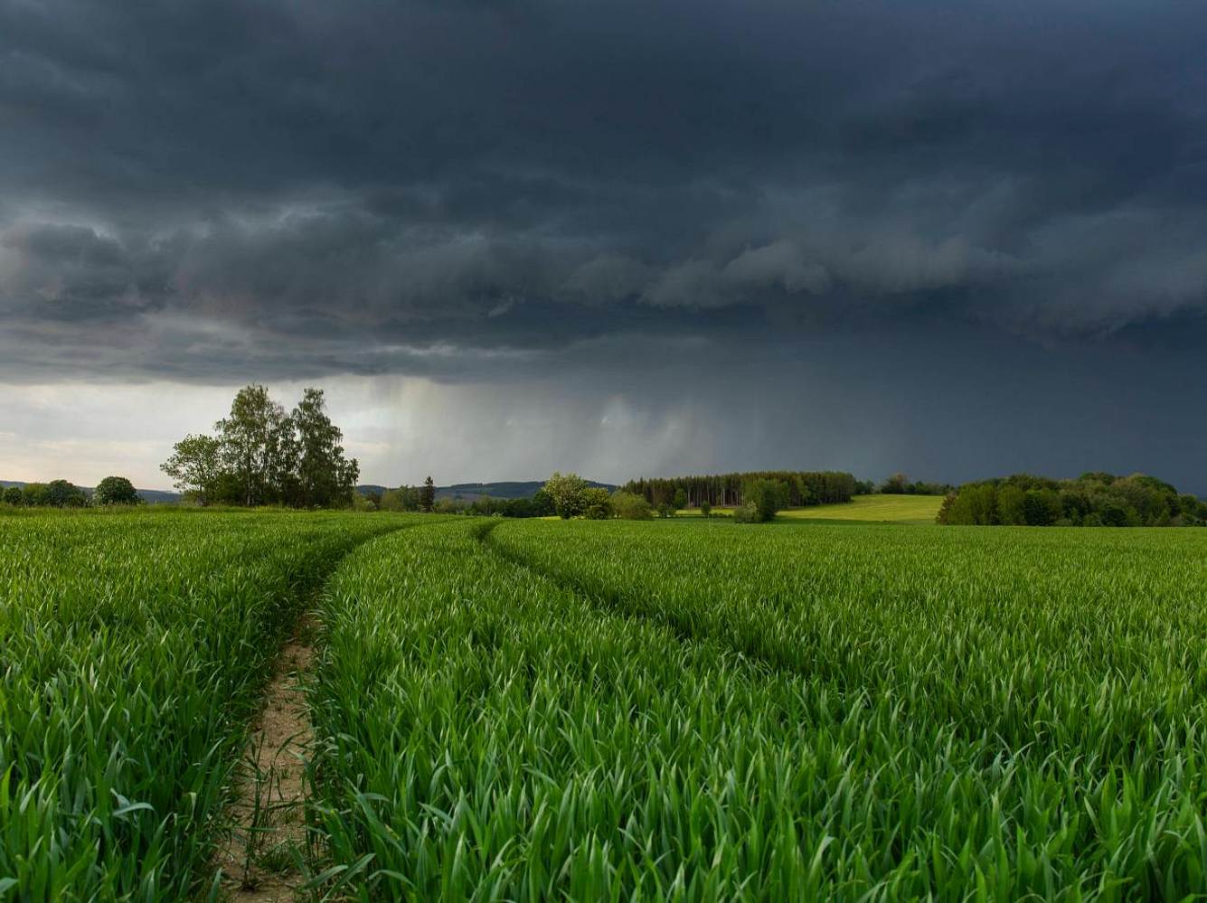 Extrem-Wetter: Heftige Unwetter & sogar Tornados in Deutschland möglich