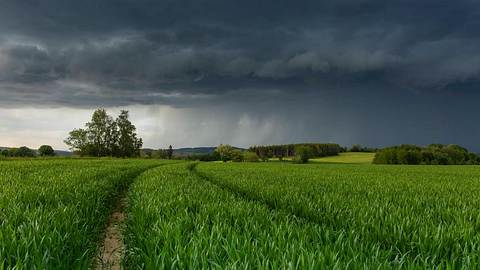 Extrem-Wetter: Heftige Unwetter & sogar Tornados in Deutschland möglich - Foto: Imago Images
