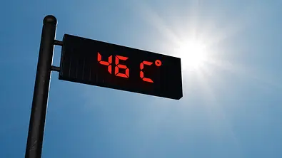 Digitales Thermometer mit Temperaturanzeige 46 °C im Hintergrund ist Sonnenlicht. - Foto: Cidmart/iStock Digitales Thermometer mit Temperaturanzeige 46 °C im Hintergrund ist Sonnenlicht. - Foto: Cidmart/iStock