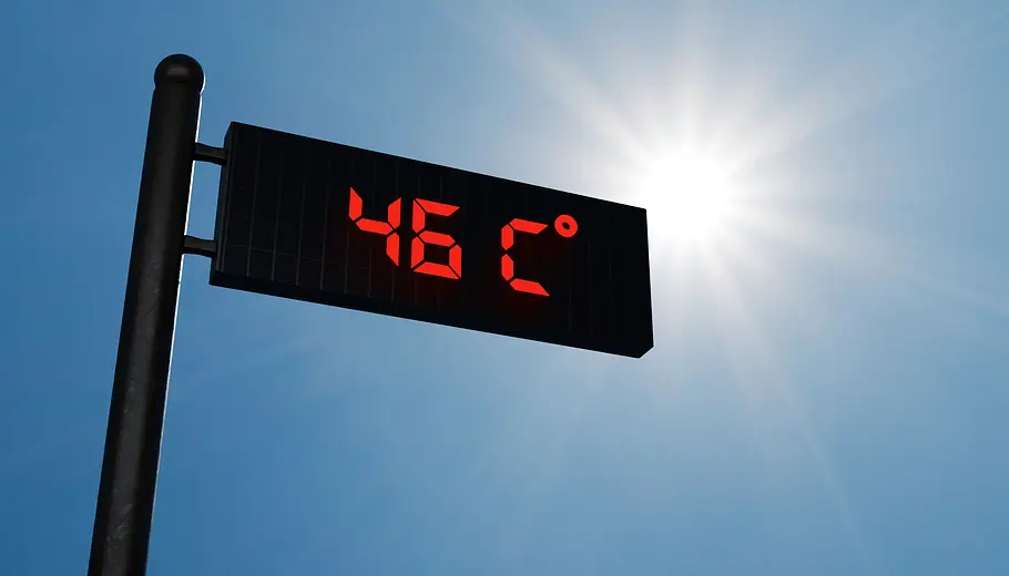 Extreme Hitzewelle mit bis zu 46 Grad kommt auf Europa zu Digitales Thermometer mit Temperaturanzeige 46 °C im Hintergrund ist Sonnenlicht.