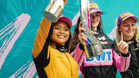 Bianca Bustamante, Abbi Pulling, and Doriane Pin in F1: The Academy. - Foto: Courtesy of Netflix © 2025