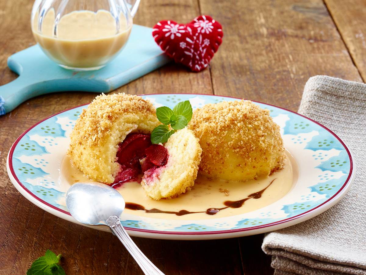 Pflaumenknödel mit Grieß und Vanillesoße.