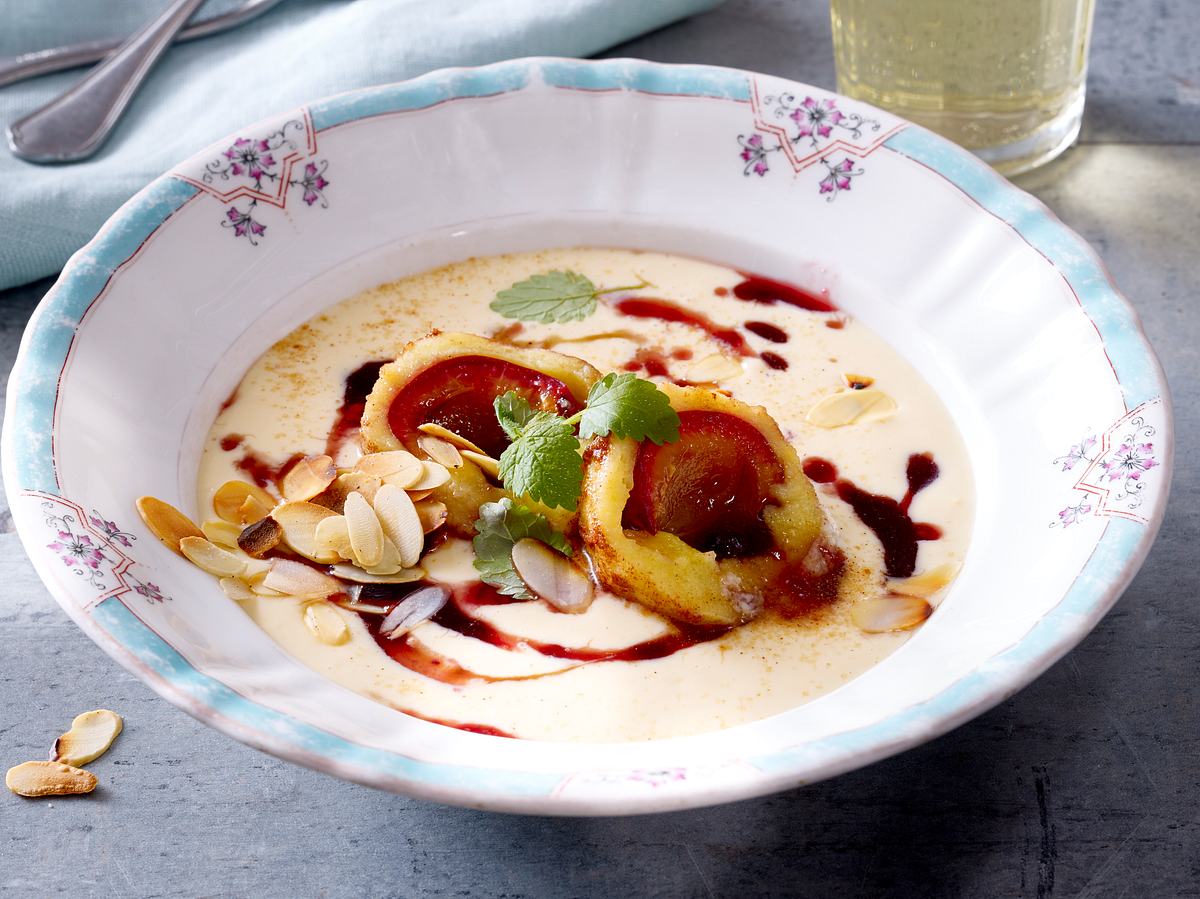 Pflaumenknödel in Marzipansuppe.