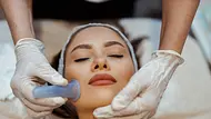 Face Cupping: Gesicht einer Frau wird geschröpft - Foto: iStock/ cream_ph 