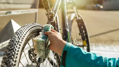 Fahrrad reinigen: So bringst du dein Rad richtig auf Hochglanz - Foto: Vera_Petrunina/iStock