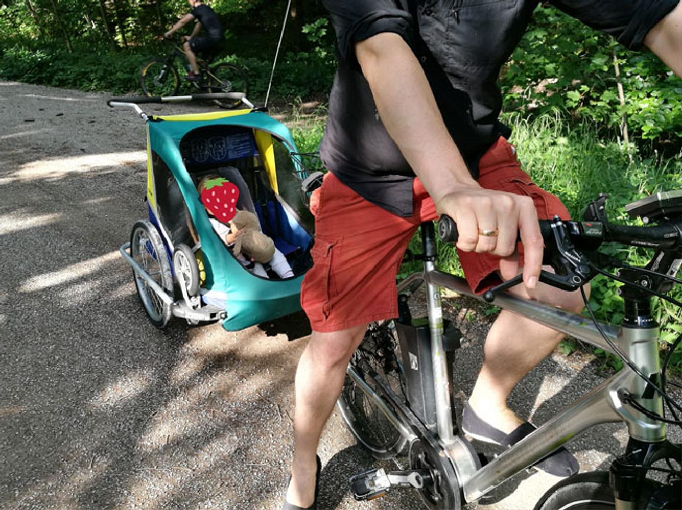 Ein Fahrradanhänger für das Kind macht jedes Wochenende schöner! Ein Fahrradanhänger für das Kind macht jedes Wochenende schöner!