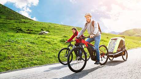 Fahrradanhänger Kinder - Foto: istock/AndreyPopov