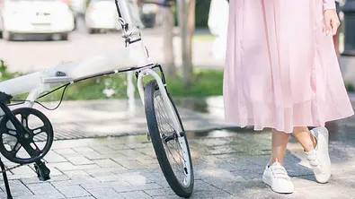 Fahrradfahren mit Rock ohne Panne - so gehts! - Foto: Roman Chekhovskoy/iStock