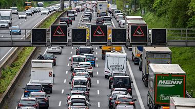 Jetzt droht in Deutschland ein Auto-Fahrverbot am Wochenende! - Foto: IMAGO / Jochen Tack