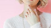 Fairer Schmuck getragen als schlichtes und goldenes Accessoire. - Foto: iStock/LightFieldStudios