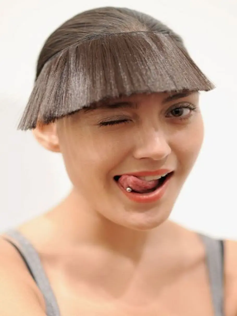 Fake Pony-Frisur Model mit einem unnatürlichen Fake-Pony.