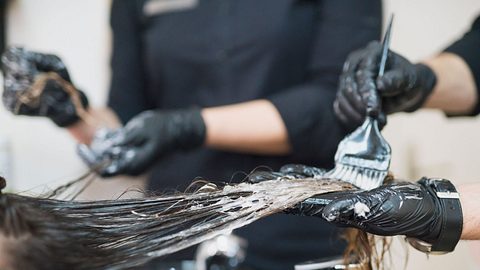 Fallayage: Wegen diesem Haarfärbetrend rennen jetzt alle Frauen zum Friseur! - Foto: SrdjanPav/Getty Images (Themenbild)