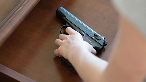 Kinder finden beim Spielen Waffen in der Wohnung. (Symbolbild) - Foto: iStock