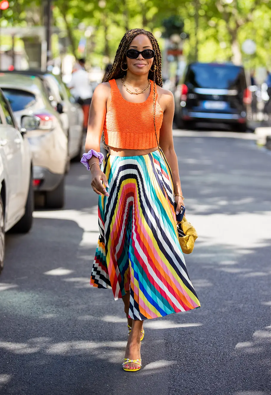 Farbenfrohen Plisseerock kombinieren Sommerlich bunter Look: Das Stricktop und die Sandaletten ergänzen den farbenfrohen Plisseerock perfekt.