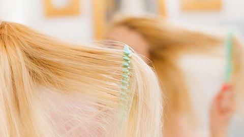 Diese 5 Fehler machst du beim Haare kämmen - Foto: iStock/Anetlanda