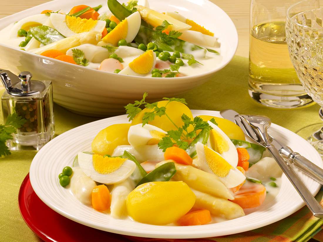 Feines Eierfrikassee mit Spargel und Zuckerschoten Feines Eierfrikassee mit Spargel und Zuckerschoten