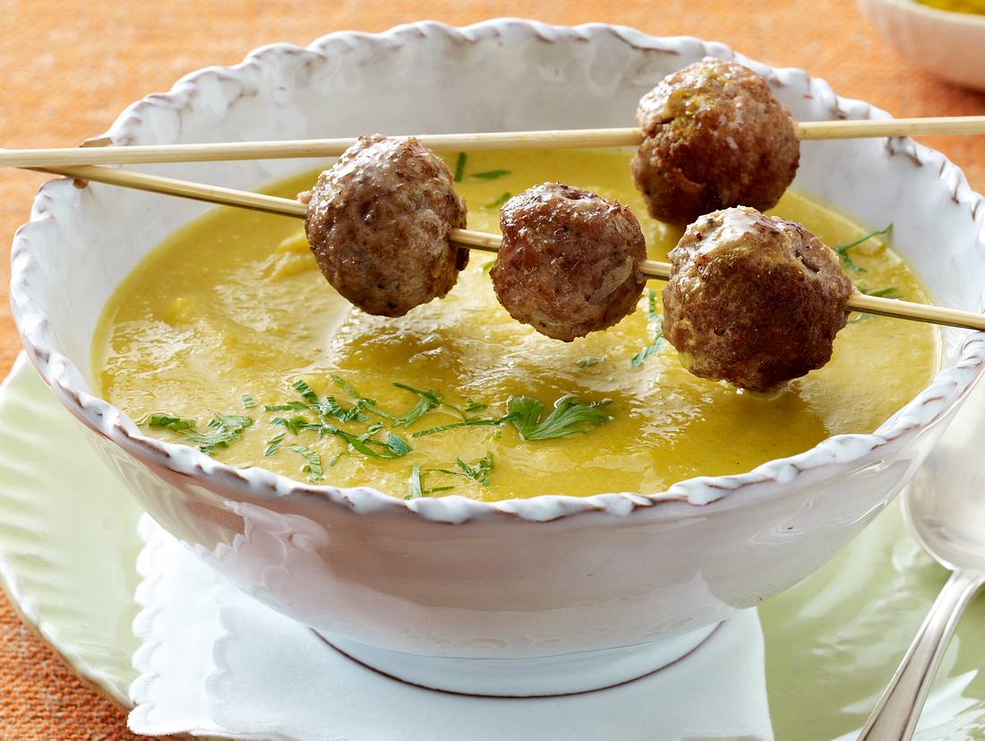 Feines Kürbissuppen Rezept mit Hackfleisch-Bällchen am Spieß Feines Kürbissuppen Rezept mit Hackfleisch-Bällchen am Spieß