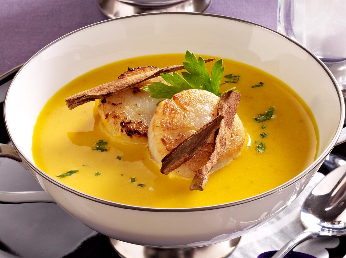Feinste Kürbis-Kokos-Suppe mit Jakobsmuscheln Feinste Kürbis-Kokos-Suppe mit Jakobsmuscheln