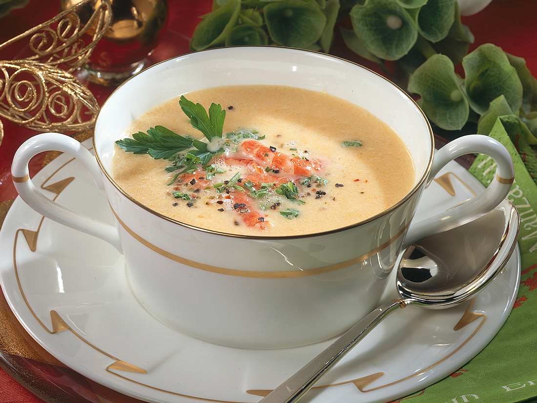 Feinste Kürbissuppe mit Garnelen - mit Sekt aufgegossen Feinste Kürbissuppe mit Garnelen - mit Sekt aufgegossen