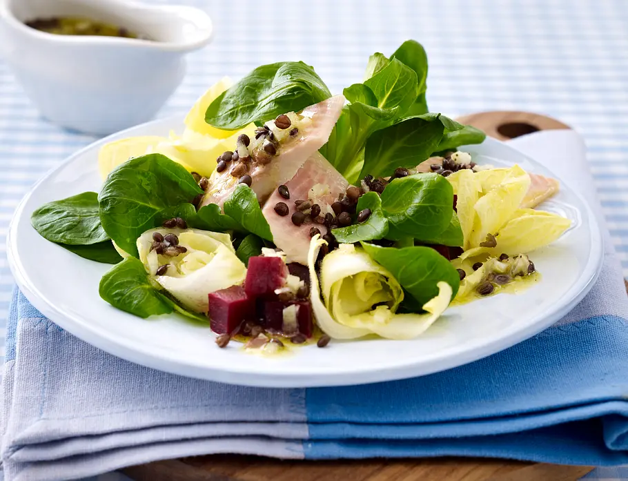 Feldsalat mit Räucherforelle zum eiweißreichen Abendessen Feldsalat mit Chicoree, Beluga-Linsen, Rote Bete und Räucherforelle. Räucherforelle.