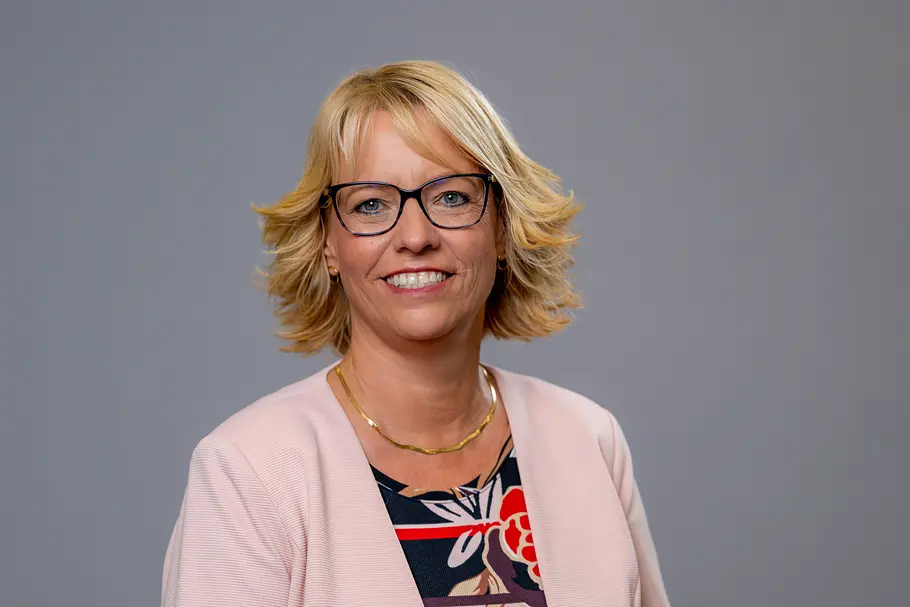 Psychologin Felicitas Heyne lächelt in die Kamera 