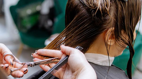 Modern, angesagt und feminin: Wir zeigen die schönsten Kurzhaarfrisuren. - Foto: Marija Bazarova / iStock