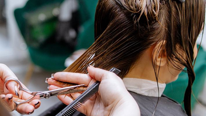 Modern, angesagt und feminin: Wir zeigen die schönsten Kurzhaarfrisuren. - Foto: Marija Bazarova / iStock