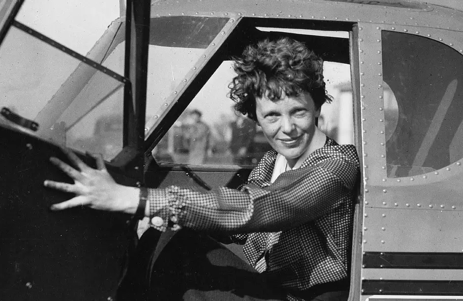 Foto von Amelia Earhart, die in die Kamera schaut.
