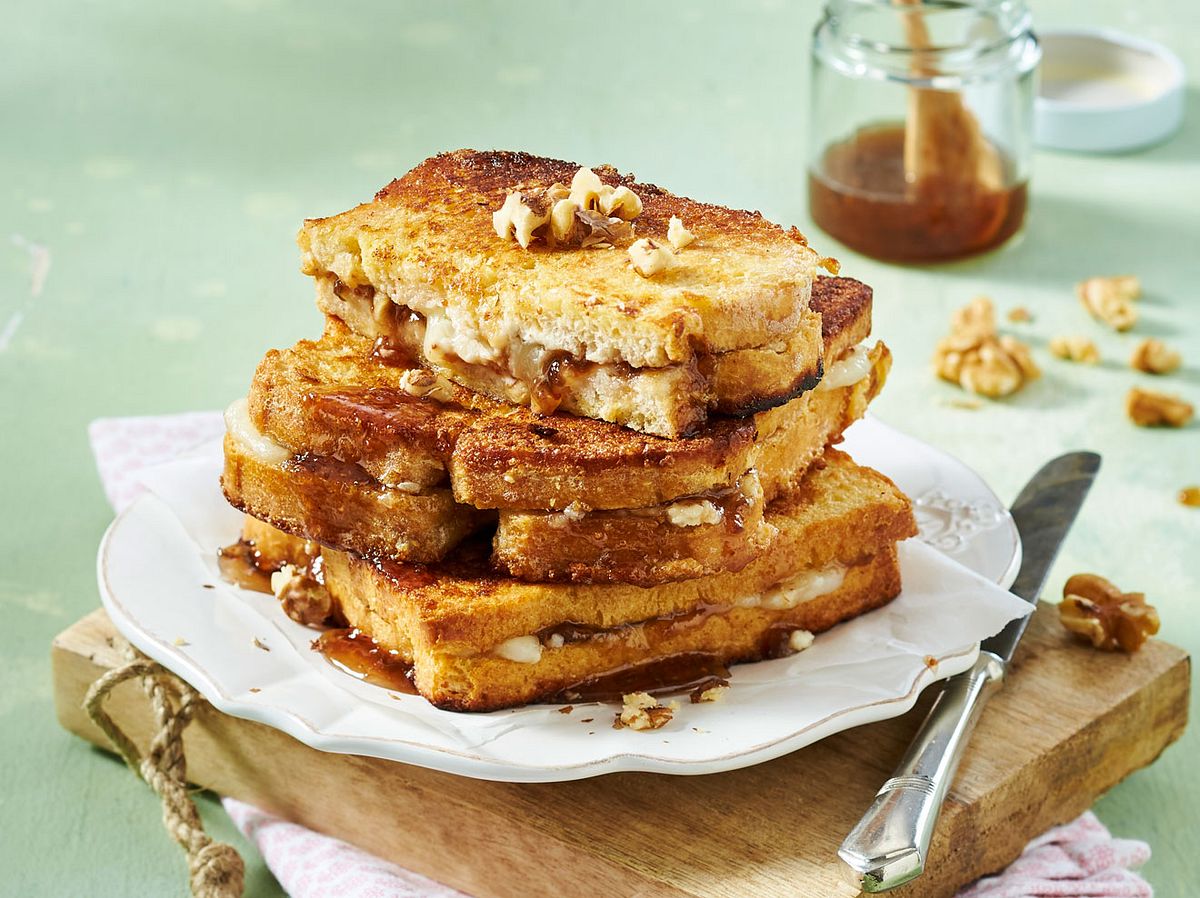 Dieses French Toast Rezept kombiniert Ziegenkäse, Nüsse und Honig miteinander.